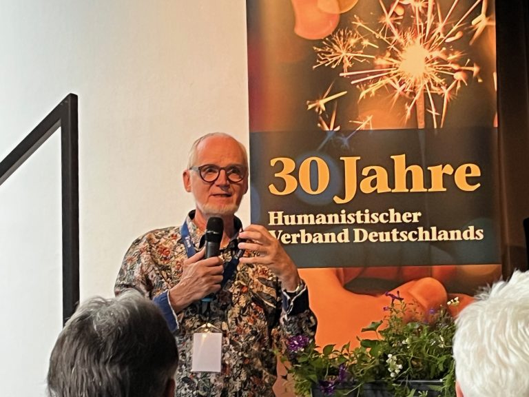 Über diesen Gast haben sich die Veranstalter besonders gefreut: Jürgen Gerdes war an der Gründung des Humanistischen Verbandes Deutschlands im Jahr 1993 maßgeblich beteiligt.