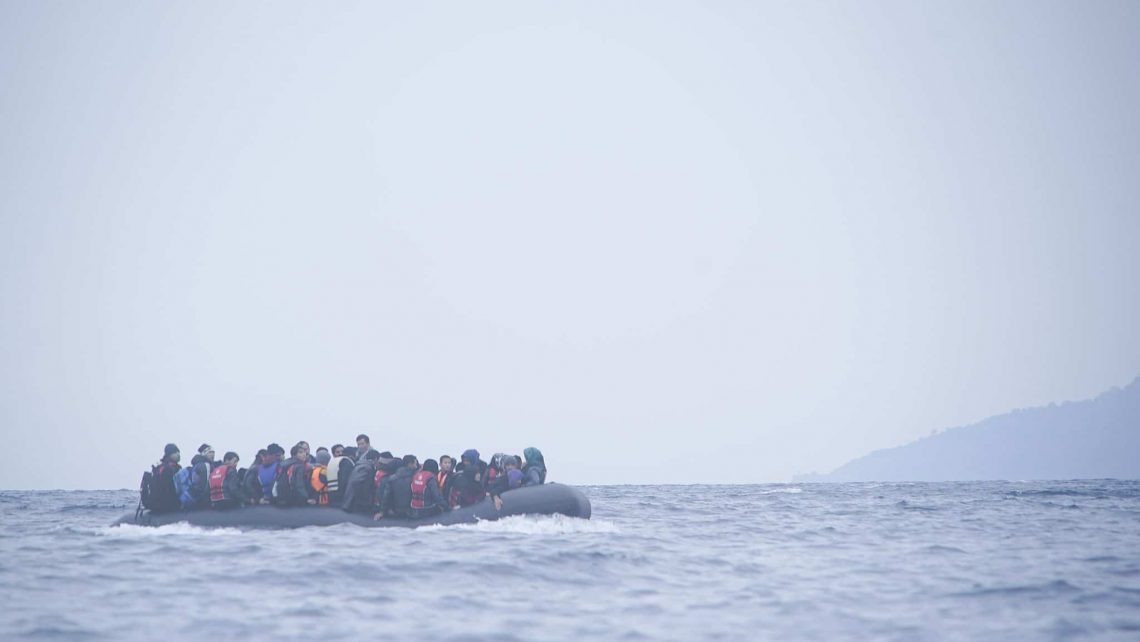 Geflüchtete Menschen überqueren das Mittelmeer, auf dem Weg zur nordöstlichen griechischen Insel Lesbos (Januar 2016).