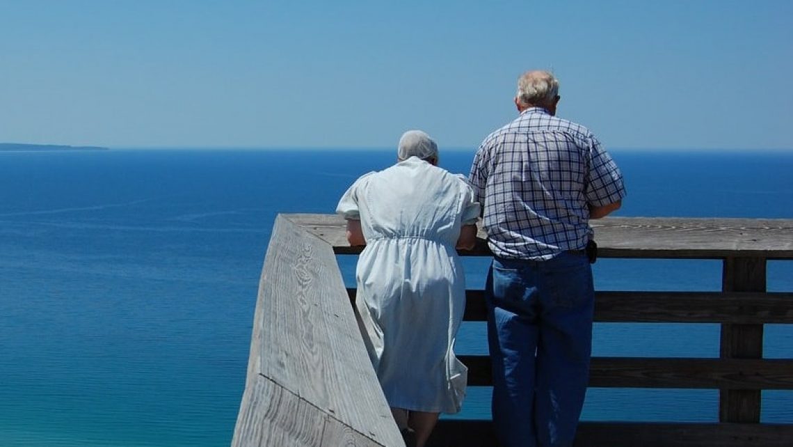 Älteres Paar blickt auf das Meer