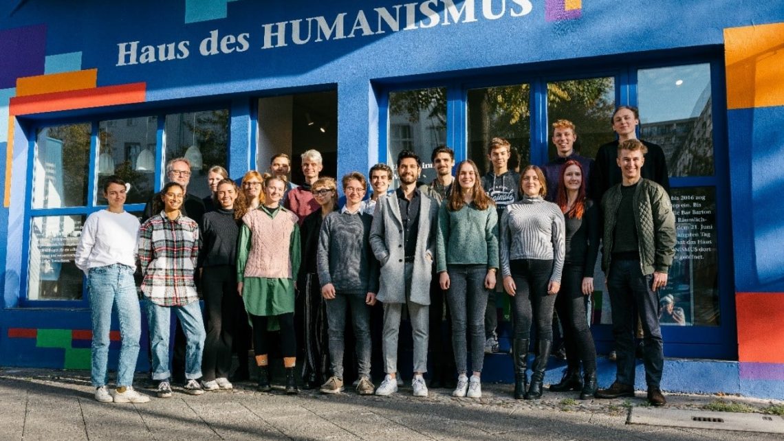 Stipendiat*innen des Bertha von Suttner-Studienwerks vor dem Haus des Humanismus in Berlin